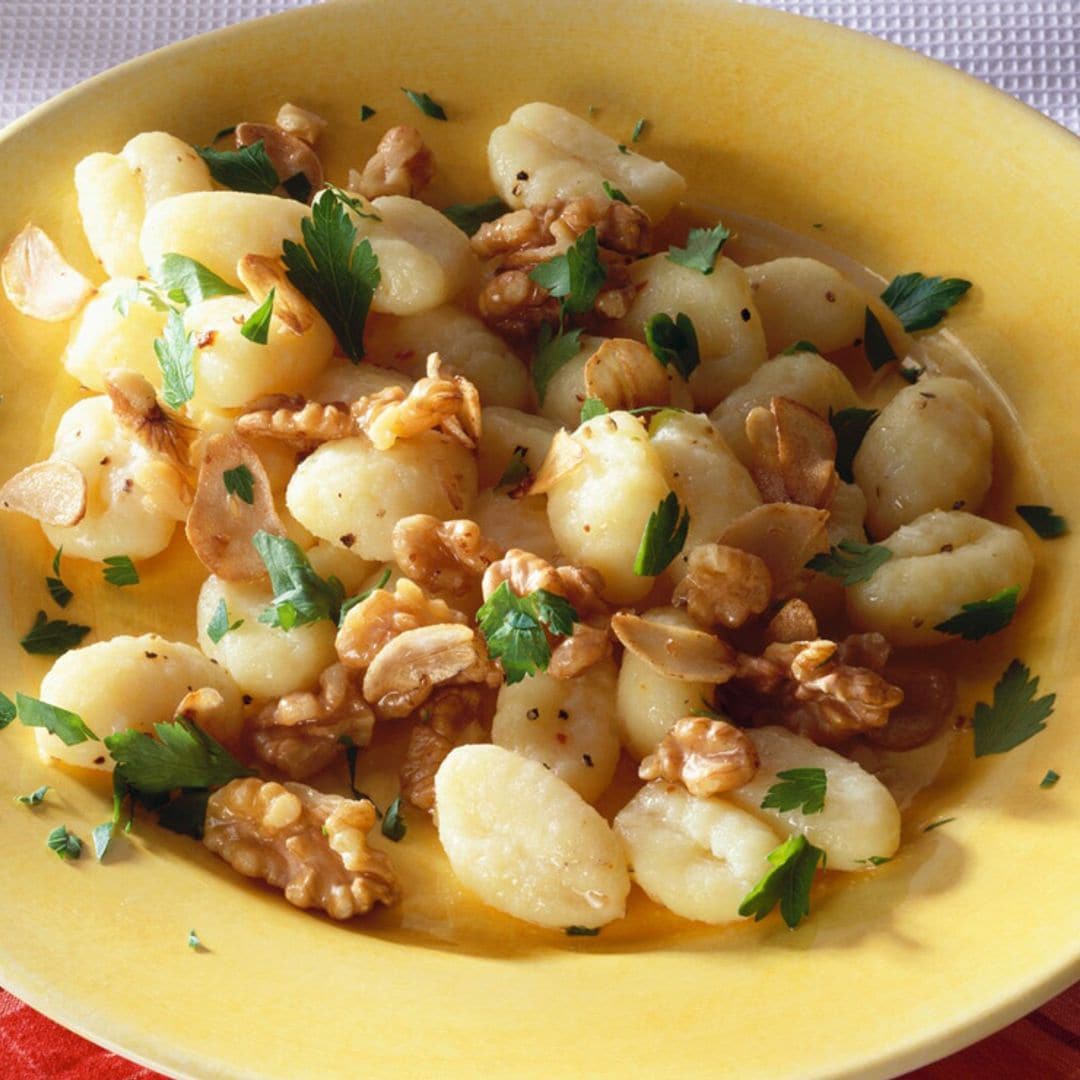 Gnoccis con mantequilla de ajo y nueces