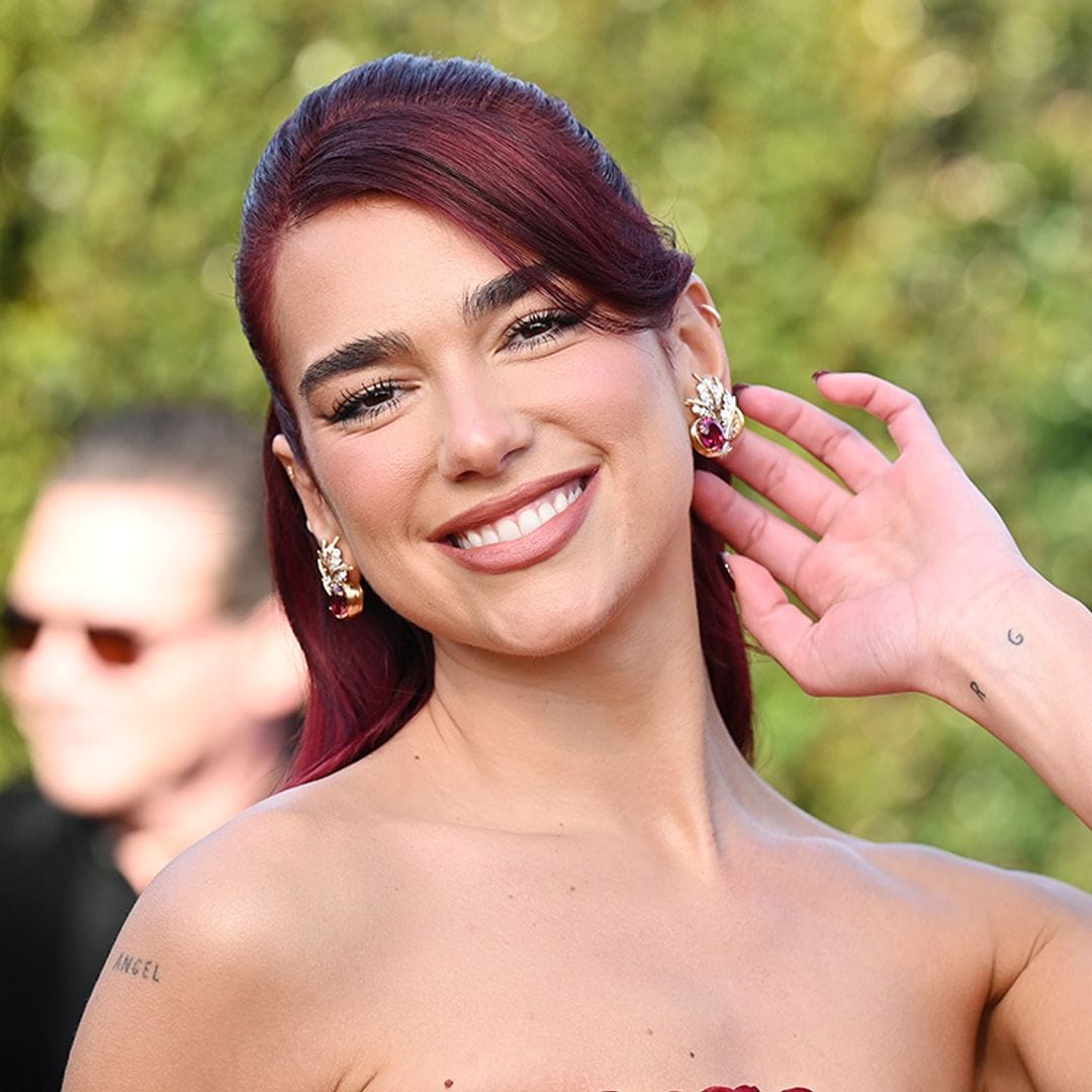 Dua Lipa deslumbra con un exclusivo traje de invitada del mismo tono que su llamativa melena