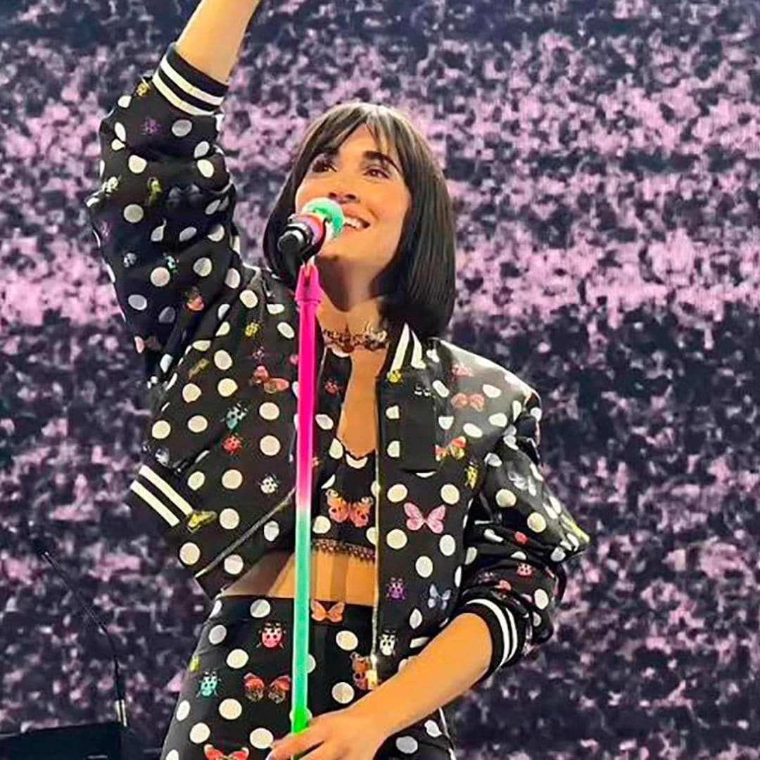 Aitana se viste de Dua Lipa con un look de lunares muy exclusivo en su actuación en Madrid