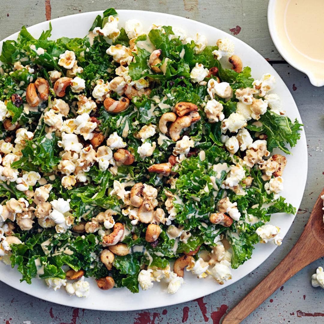 Ensalada de kale con palomitas y anacardos