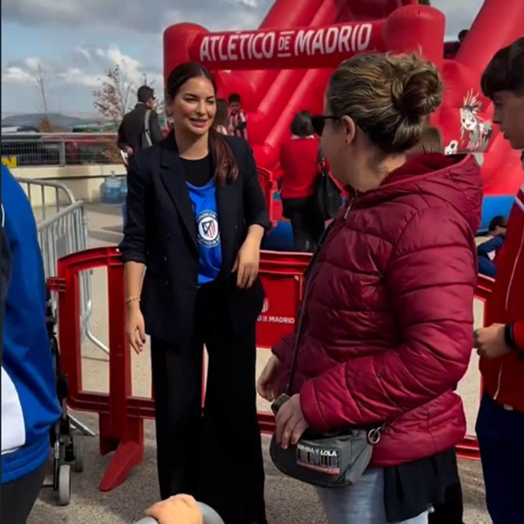 Beatriz Espejel se vuelca con las víctimas de la DANA recogiendo alimentos en el estadio del Atlético de Madrid