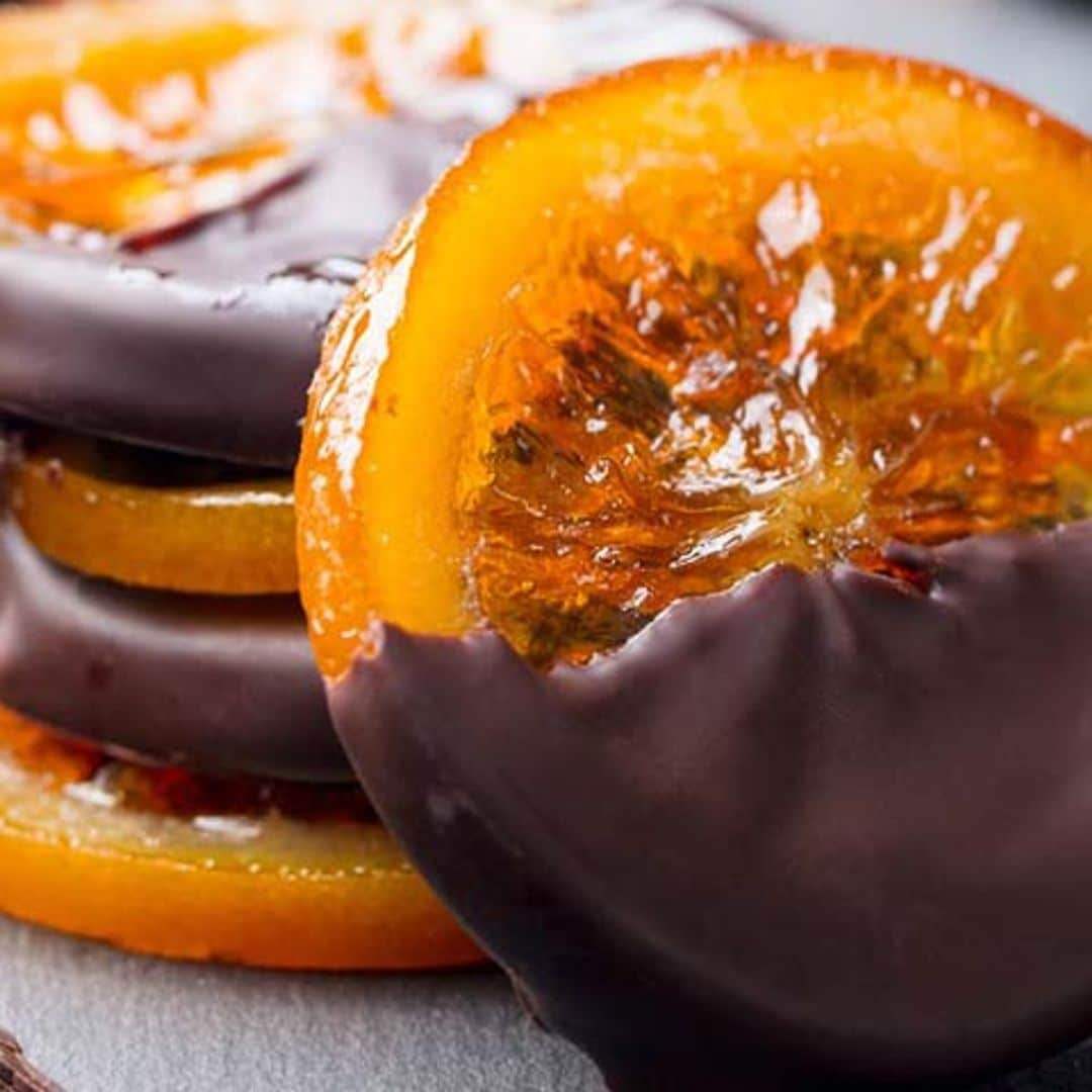 Ruedas de naranja confitada con chocolate fundido