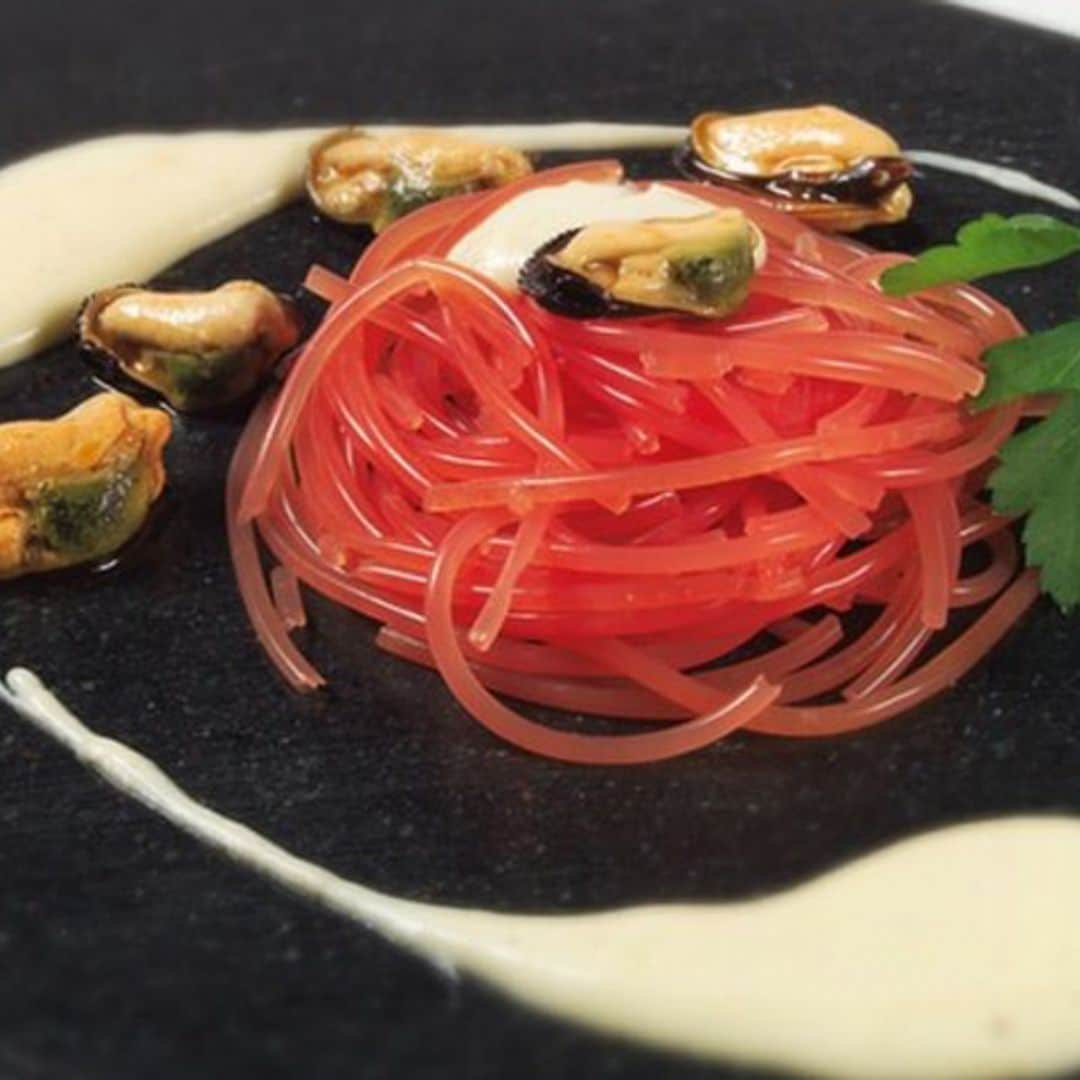 Espaguetis de sandía con crema de queso y mejillones