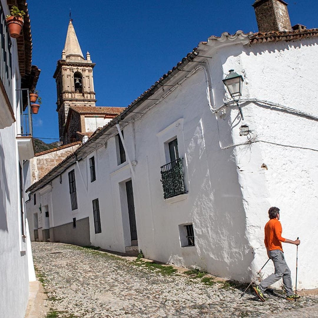 La ruta perfecta para practicar la marcha nórdica está en la sierra de Aracena