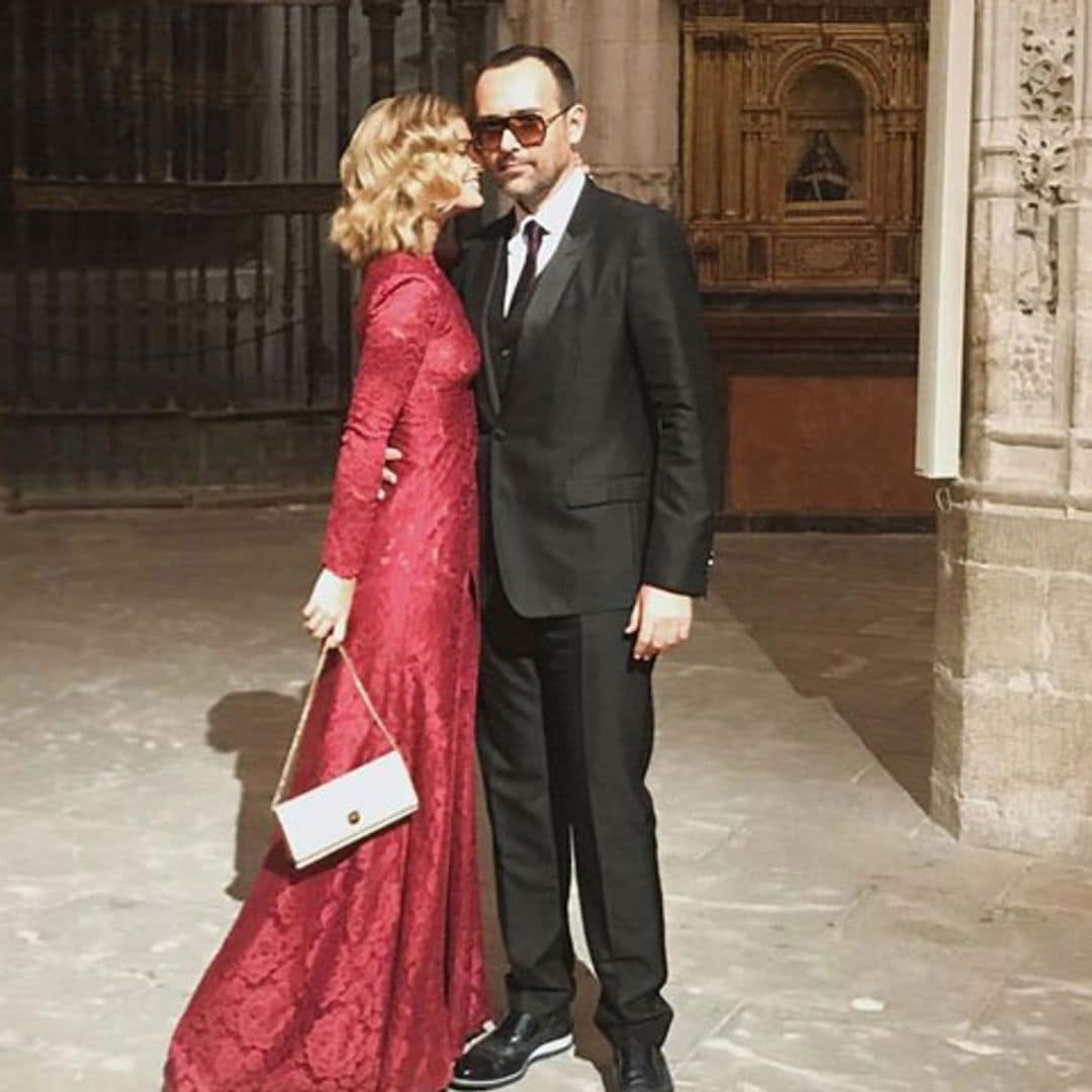 Laura Escanes anticipa la tendencia: este otoño el vestido de invitada será en rojo rubí