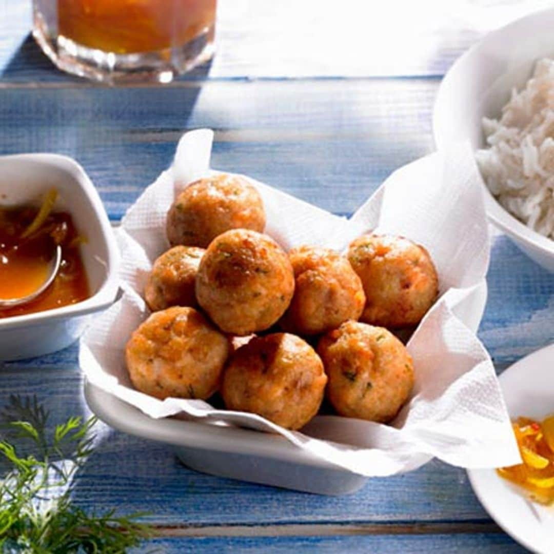 Albóndigas de salmón con salsa de tomate