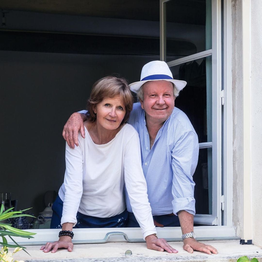 Patrick Frey y su mujer, Lorraine, nos reciben en su casa de la Provenza, una antigua granja del siglo XVIII rodeada de olivos centenarios