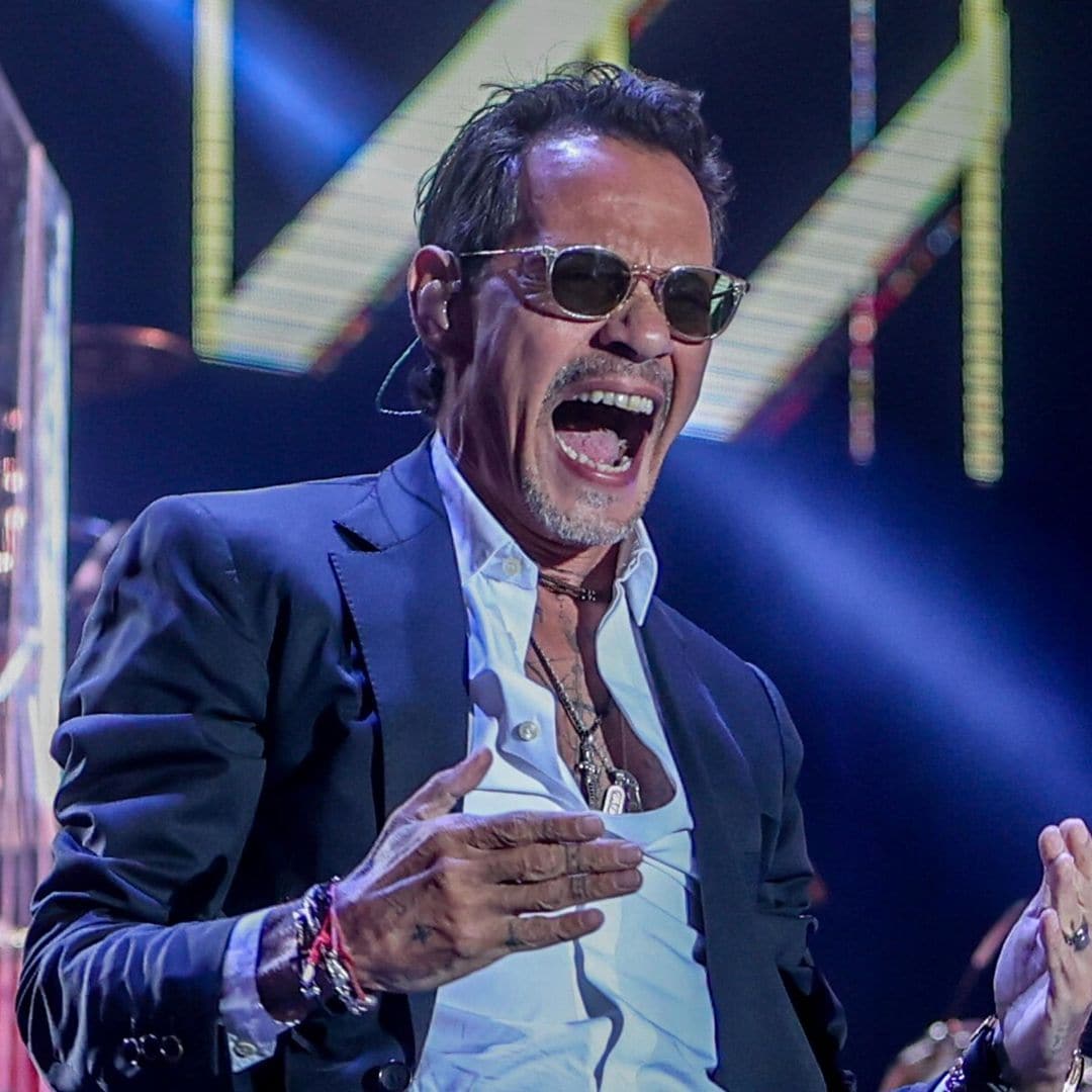 Marc Anthony, molesto con uno de sus fans por aventarle una botella al escenario