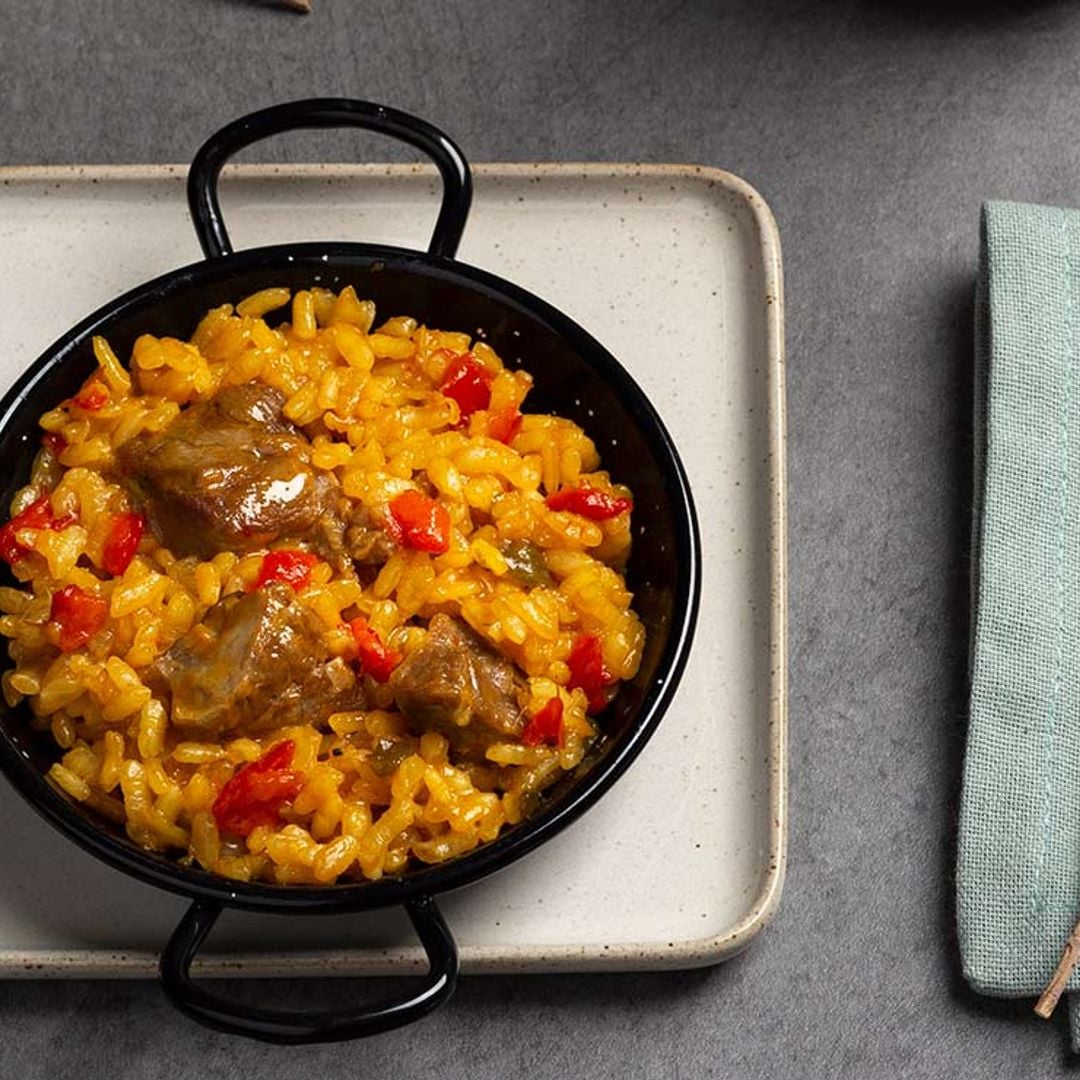 Arroz en textura de paella con carrillera ibérica y aroma de romero