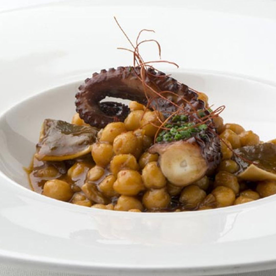 Garbanzos estofados con pulpo y oreja de cerdo