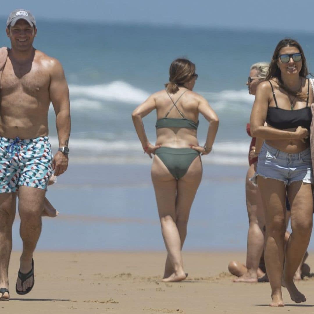 Manu Tenorio y su mujer, Silvia Casas, disfrutan de unas idílicas vacaciones en las playas de Cádiz