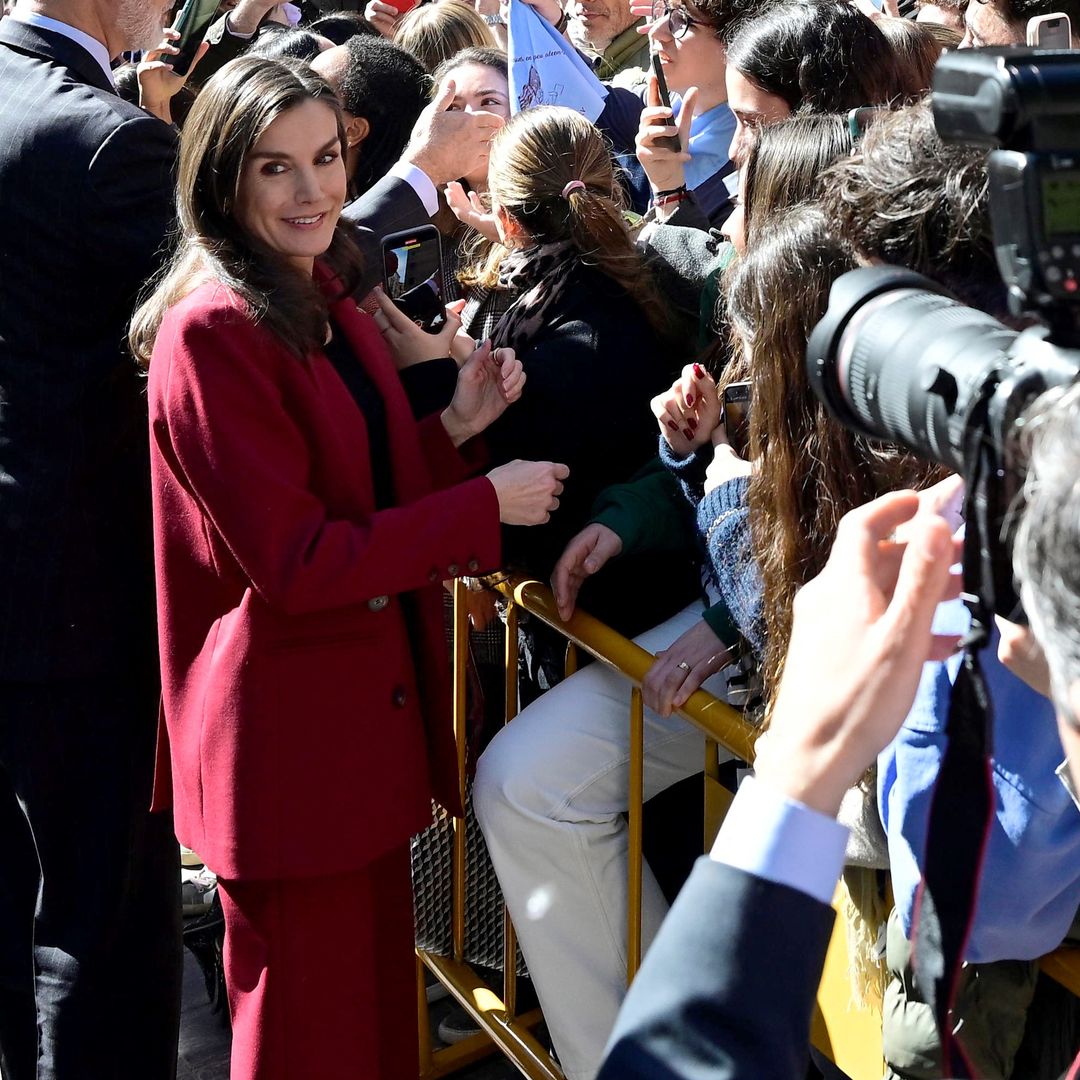 La reina Letizia vuelve a Valencia con un look icónico: un traje en su color favorito, el rojo