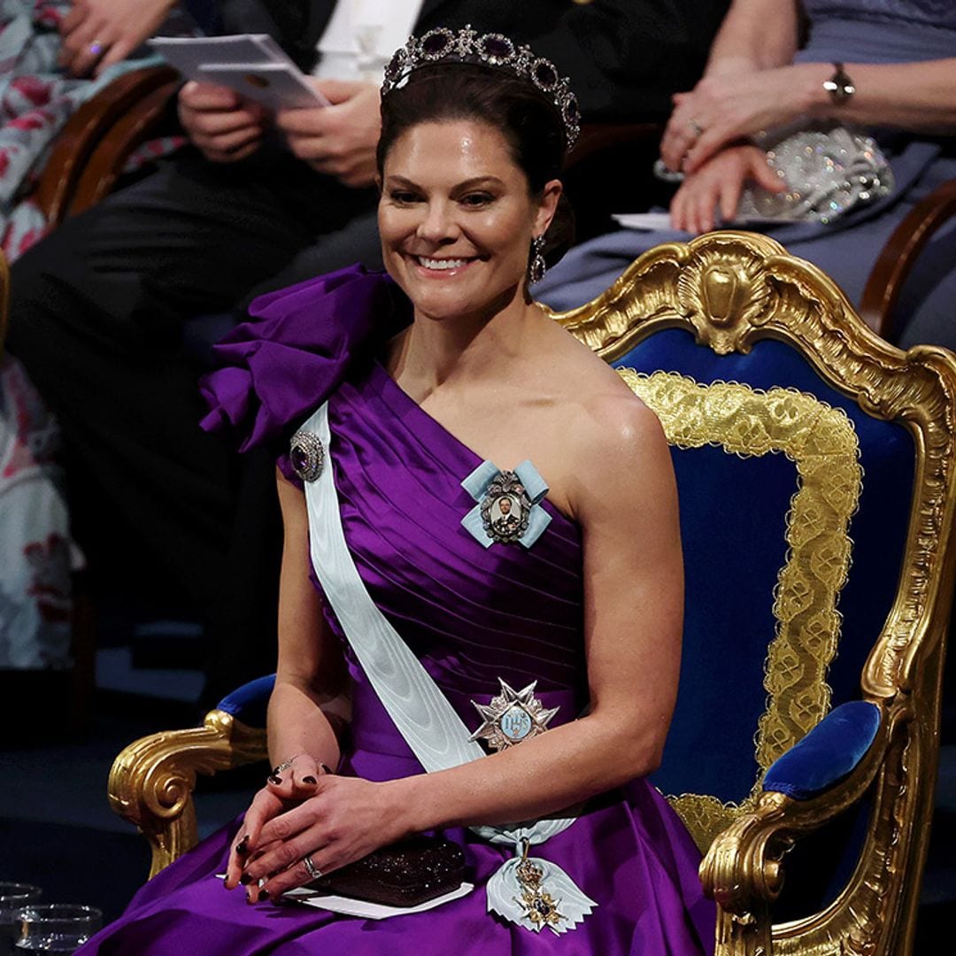 El despliegue de las princesas Victoria y Sofia de Suecia con trajes de gala y tiaras en los Premios Nobel