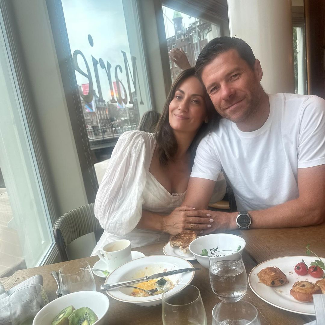 Xabi Alonso saborea el buen momento de su carrera y lo celebra con un viaje en familia a Ámsterdam