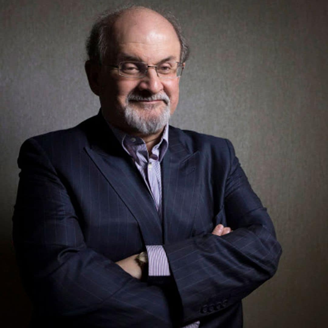 El escritor Salman Rushdie, apuñalado en el cuello mientras daba una conferencia, podría perder un ojo