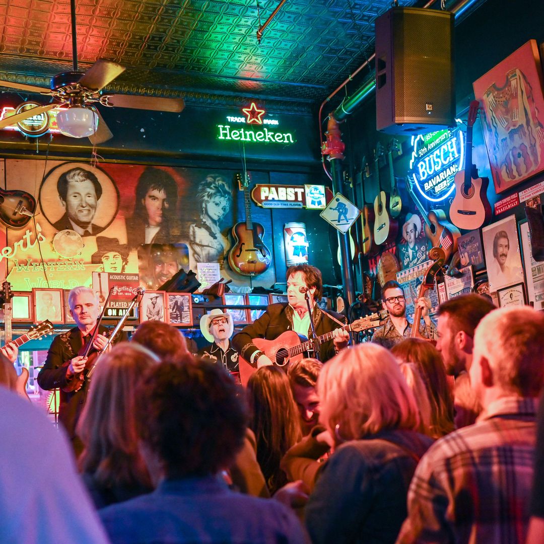 Brazilbilly actuando en Robert's Western World en Broadway, Nashville. Esta calle histórica en Music Row es famosa por su vida nocturna.