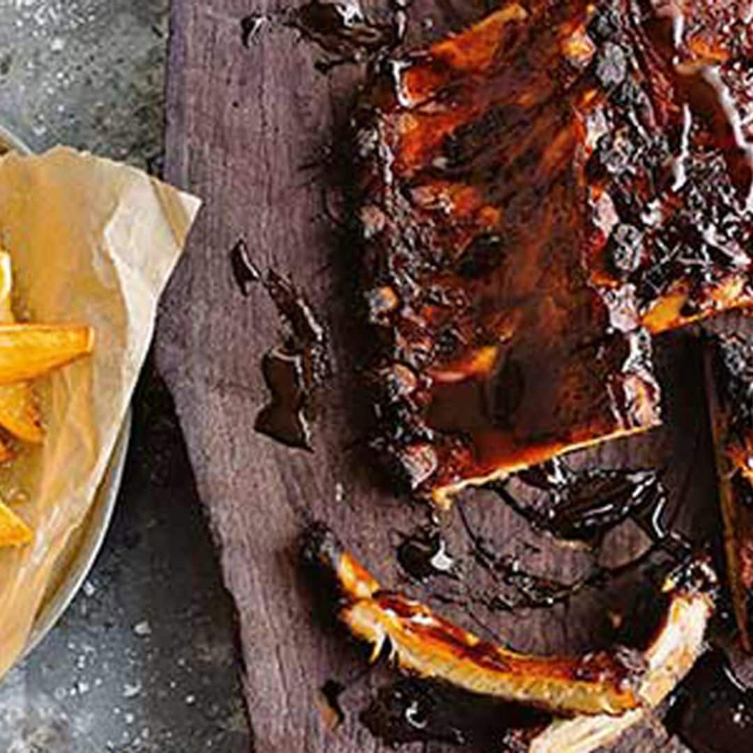 Costillas de cerdo glaseadas con salsa 'hoisin' y piña