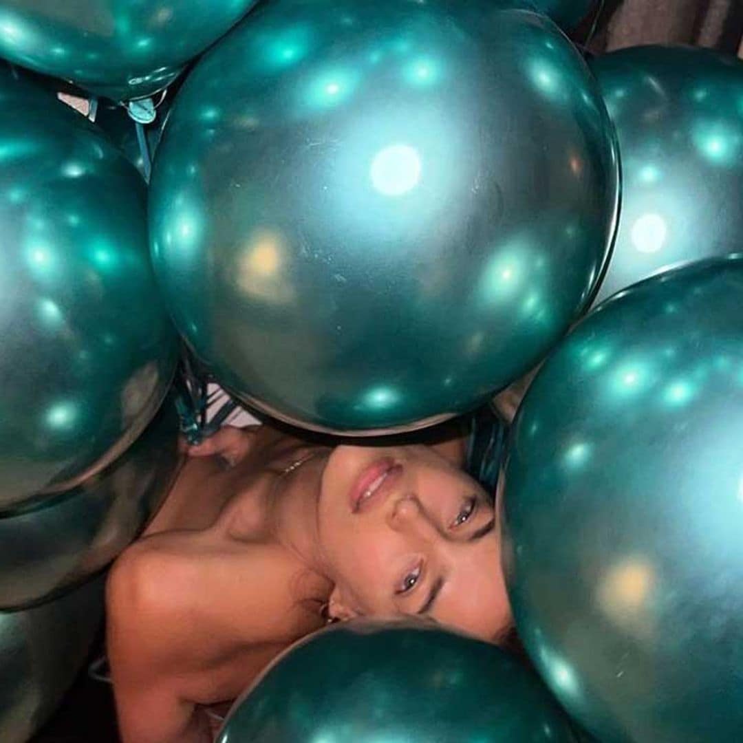 En lencería y cubierta de globos: así ha celebrado Irina Shayk sus 37 años