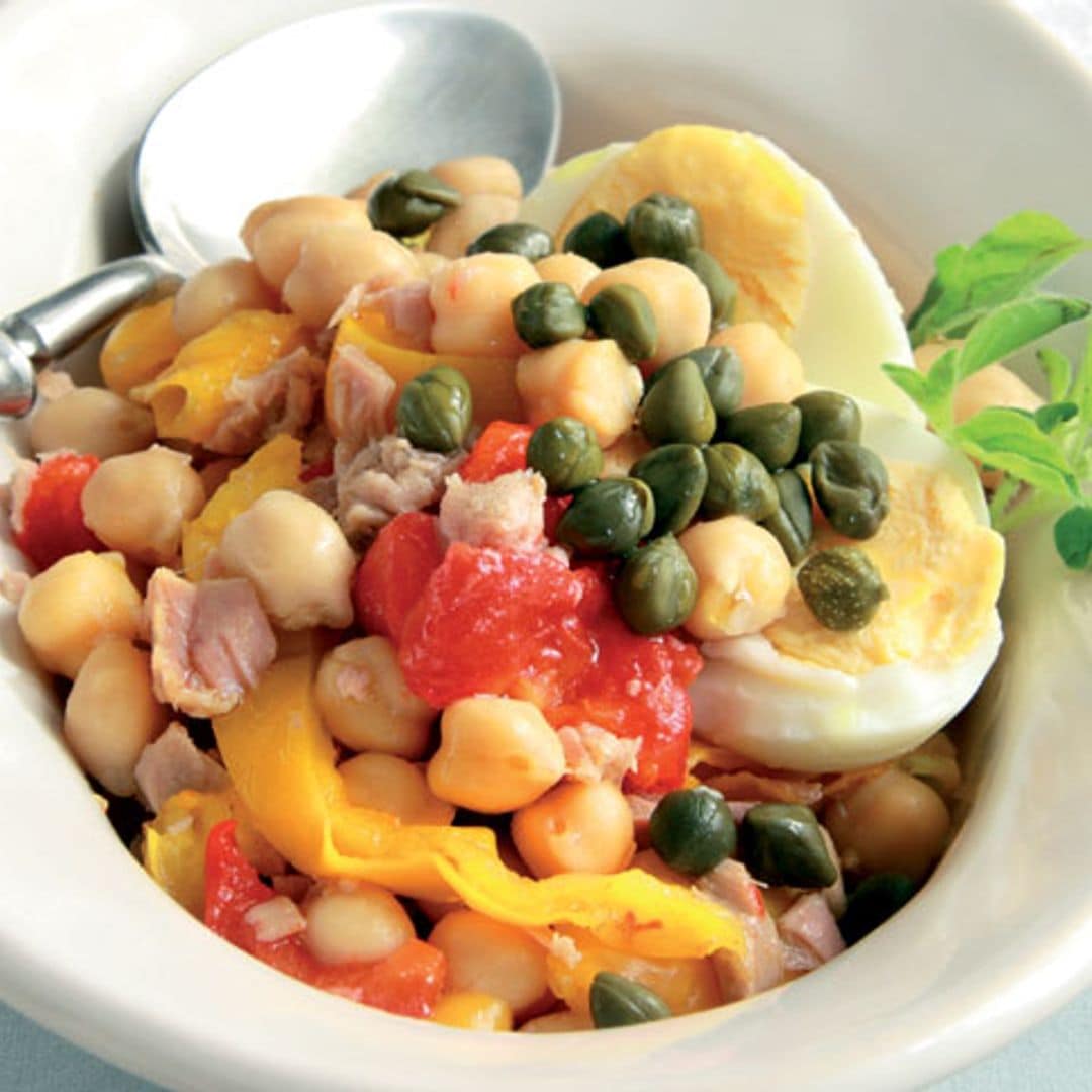 Ensalada de garbanzos con pimientos y atún