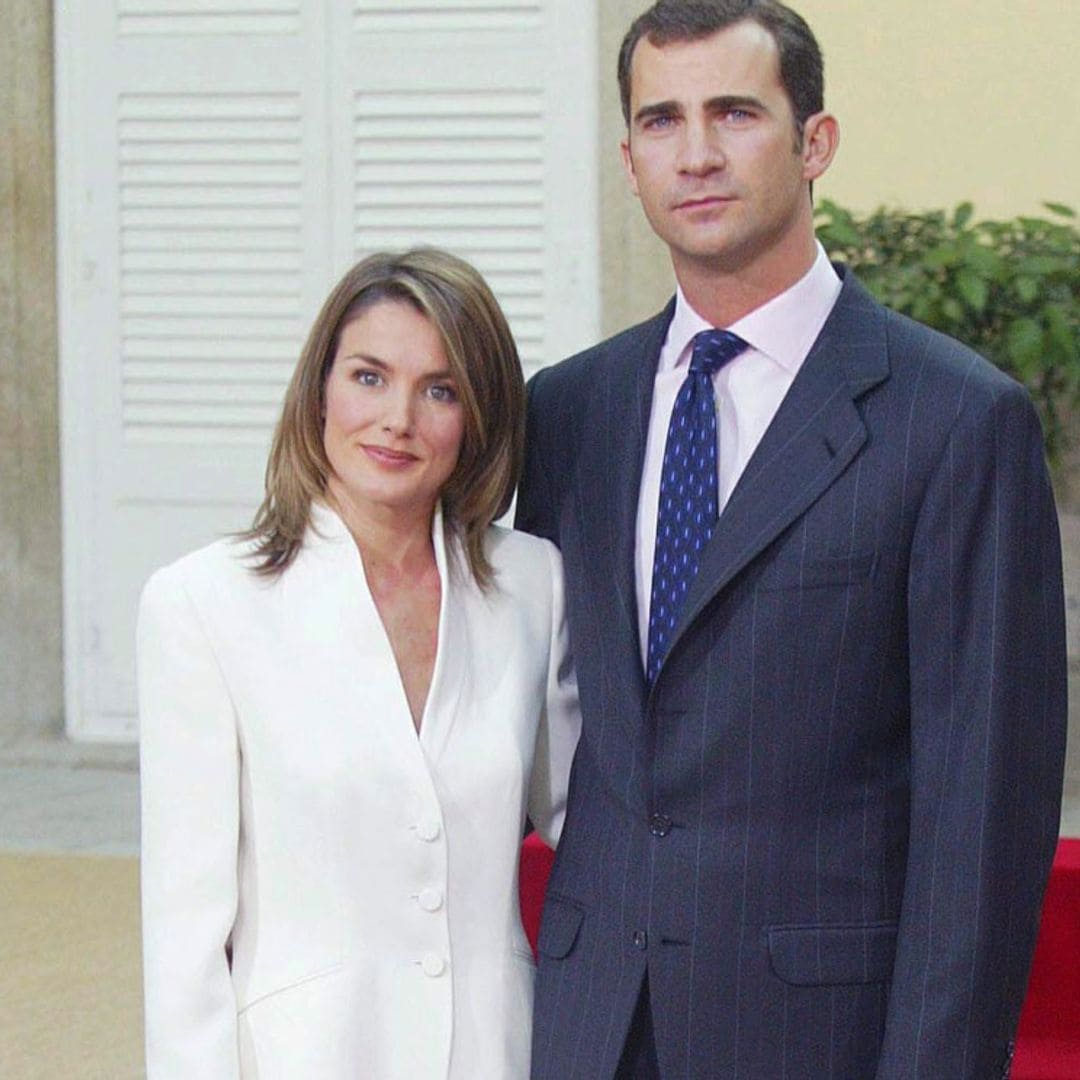 Recordamos el impecable traje blanco que lució doña Letizia en su pedida hace 20 años