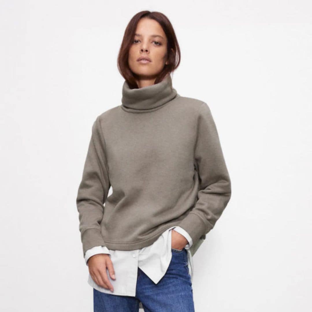 Hay una sudadera de tendencia que sí puedes llevar a trabajar: los diseños con cuello alto