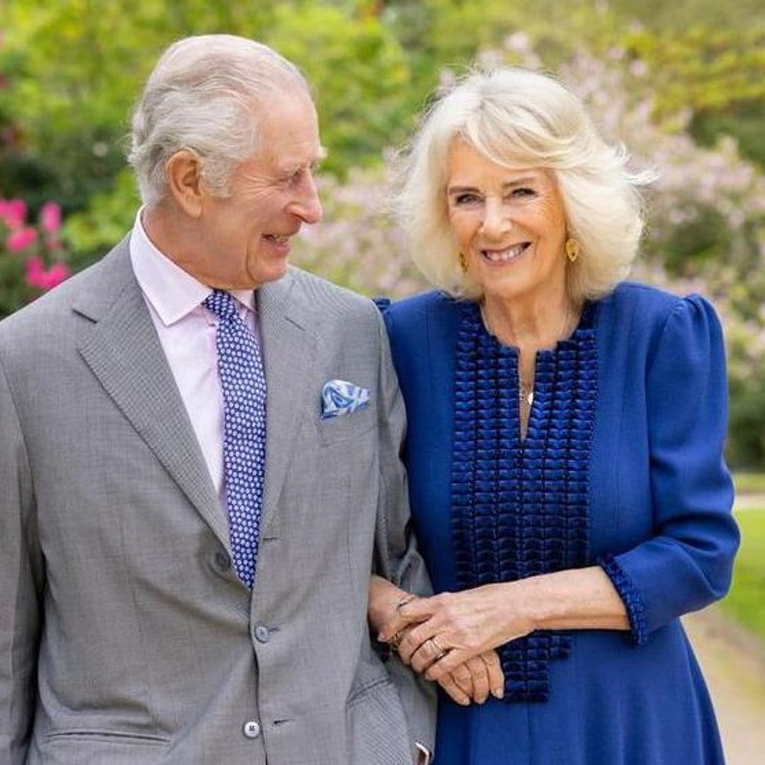 El rey Carlos anuncia su regreso a los deberes públicos con una adorable foto al lado de la reina Camilla