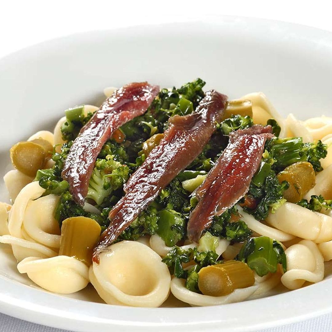 Pasta con 'gremolata', verduras y anchoas