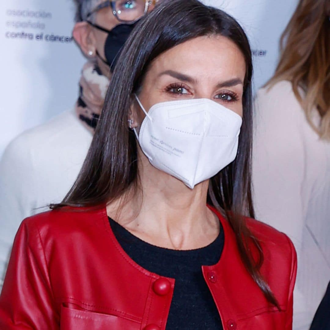 La Reina escucha a la crítica internacional y recupera su chaqueta de cuero roja