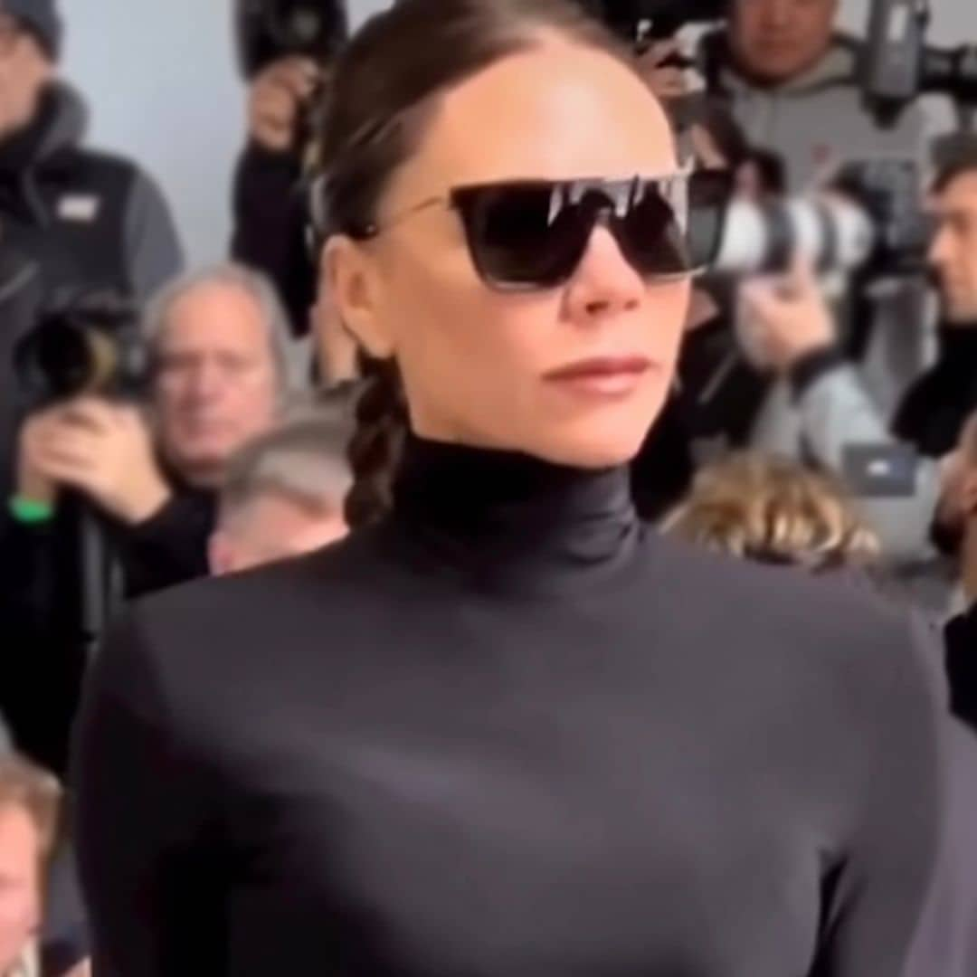 El inesperado look 'Kardashian' de Victoria Beckham: un vestizado negro de cuerpo drapeado