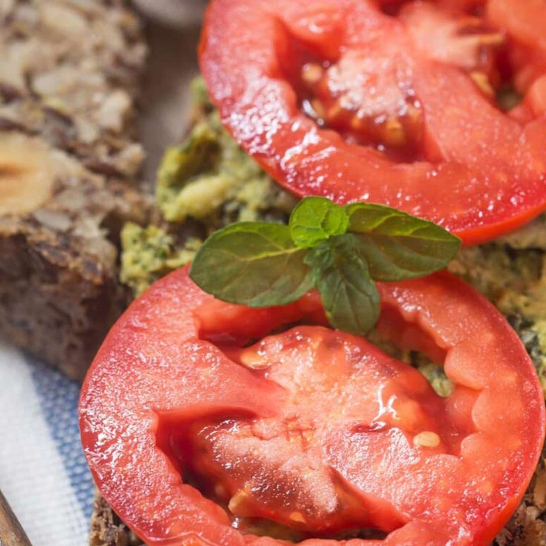 Tostadas de pan de frutos secos con tomate y aguacate