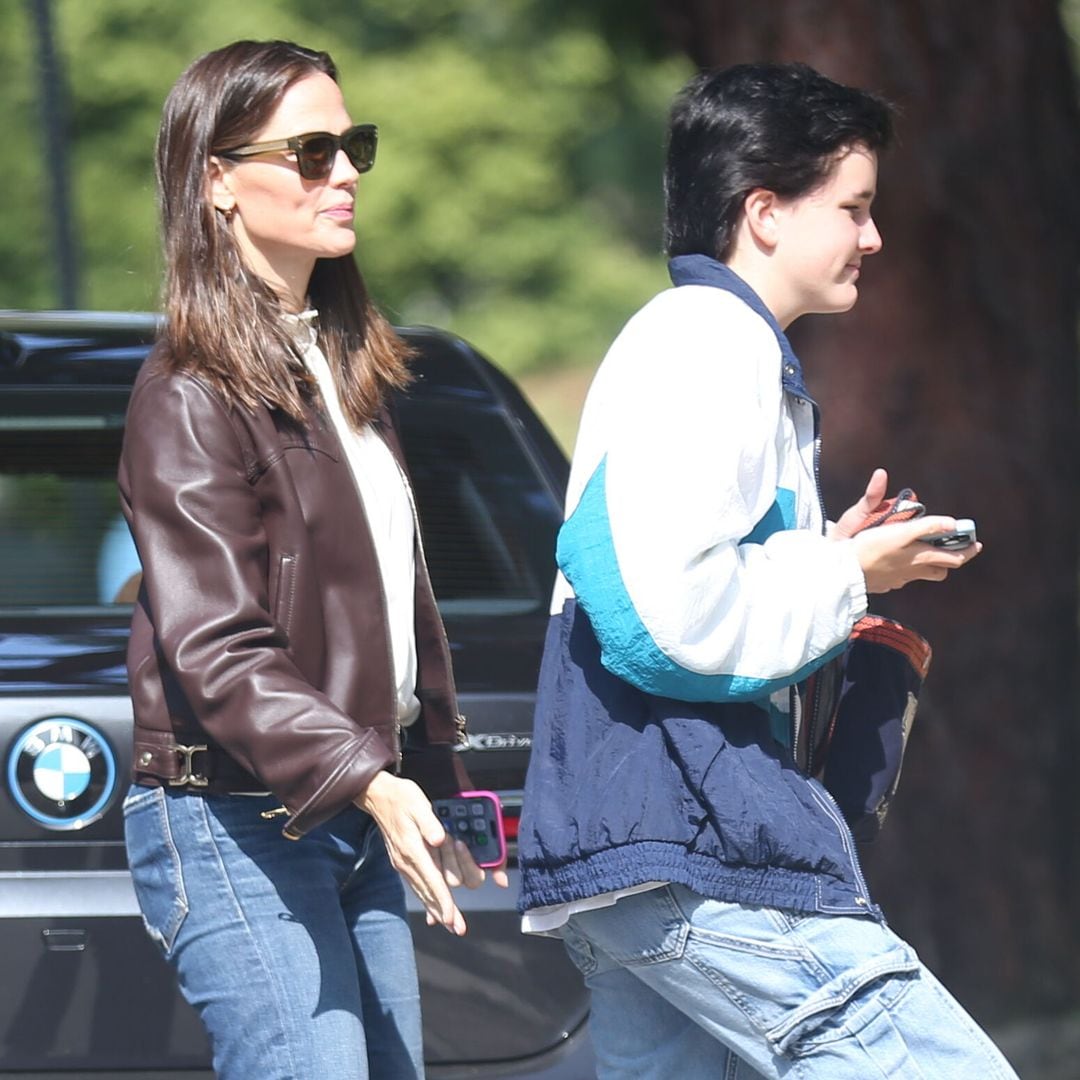 Fin Affleck presume su nuevo look en una salida con su mamá, Jennifer Garner