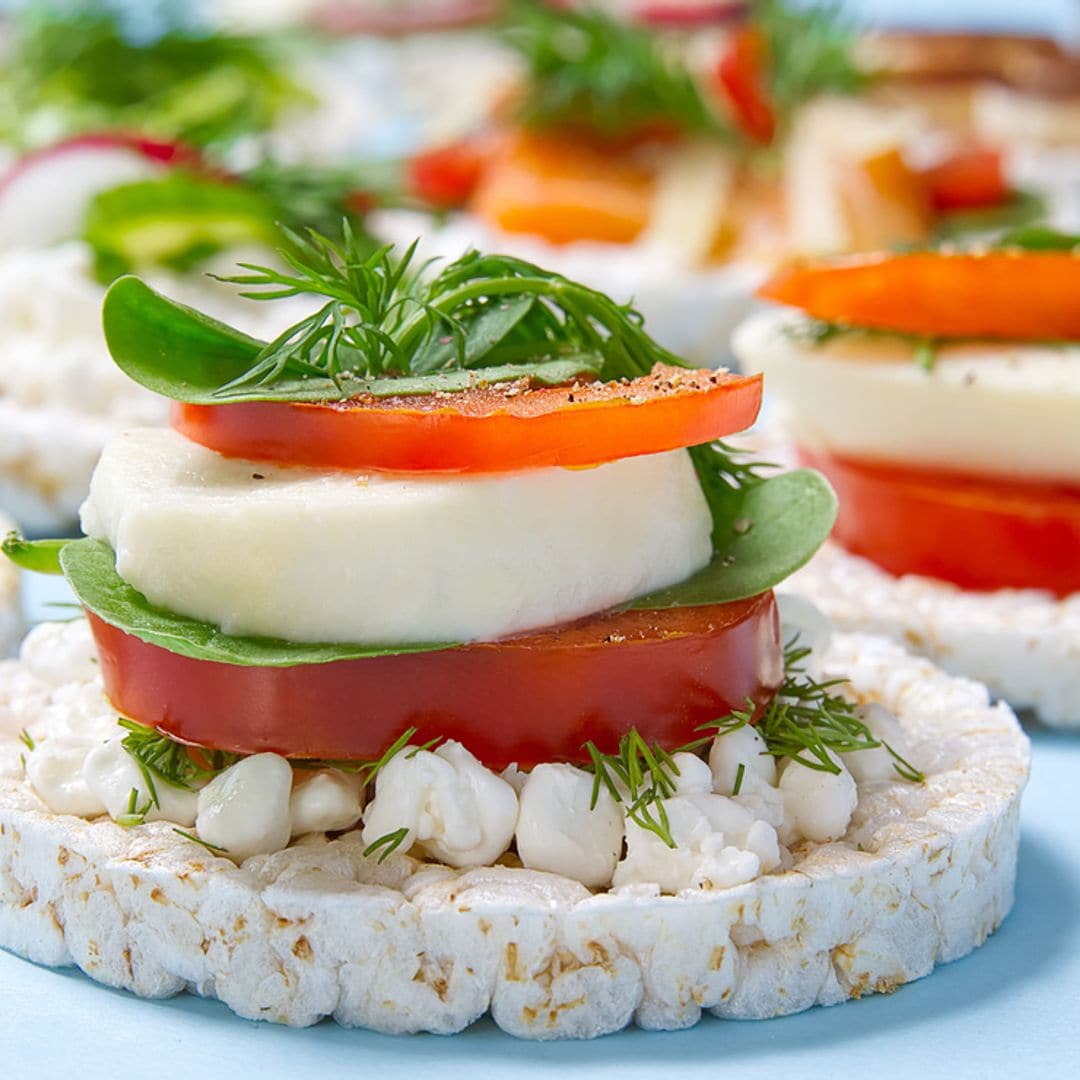 Tosta caprese sobre galleta de arroz