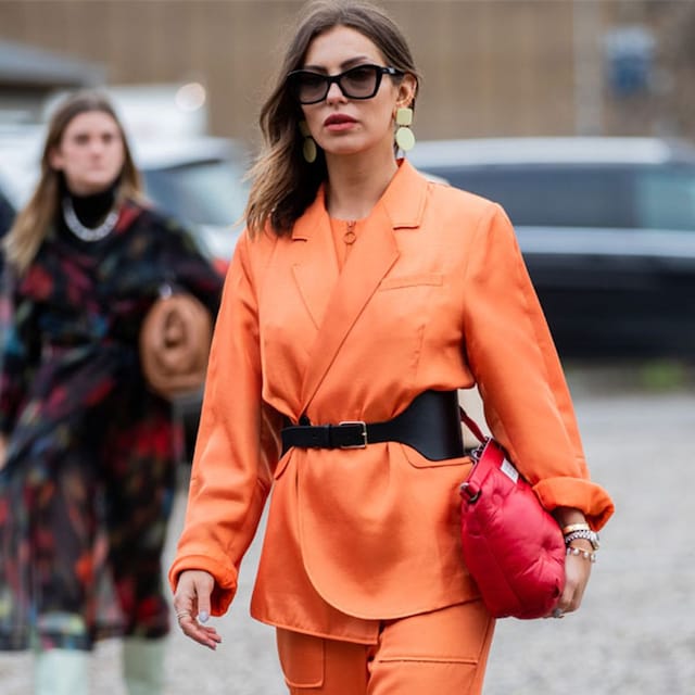 traje naranja