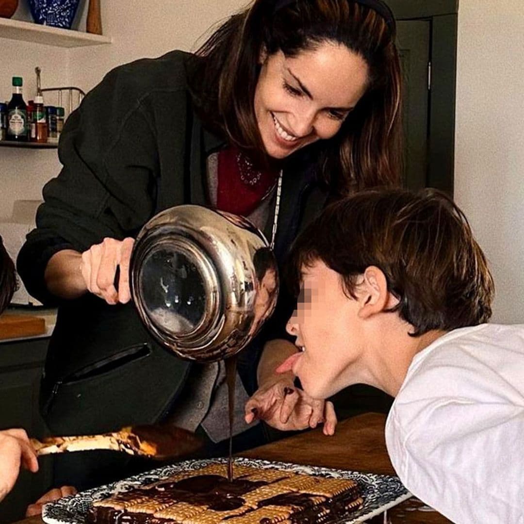 ¡Manos a la obra! Eugenia Silva prepara una riquísima tarta de chocolate con la ayuda de sus dos 'minichefs'