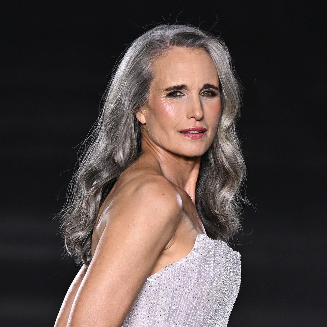 Andie MacDowell en el desfile de L'Oréal Paris