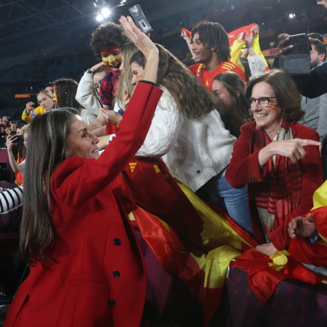 Las imágenes no vistas de la reina Letizia y infanta Sofía celebrando con los aficionados la victoria de España