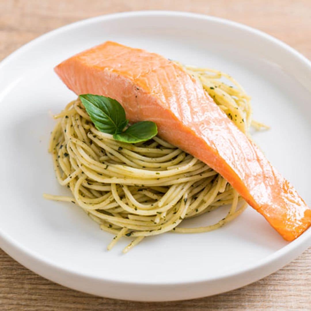 Pasta al pesto con salmón