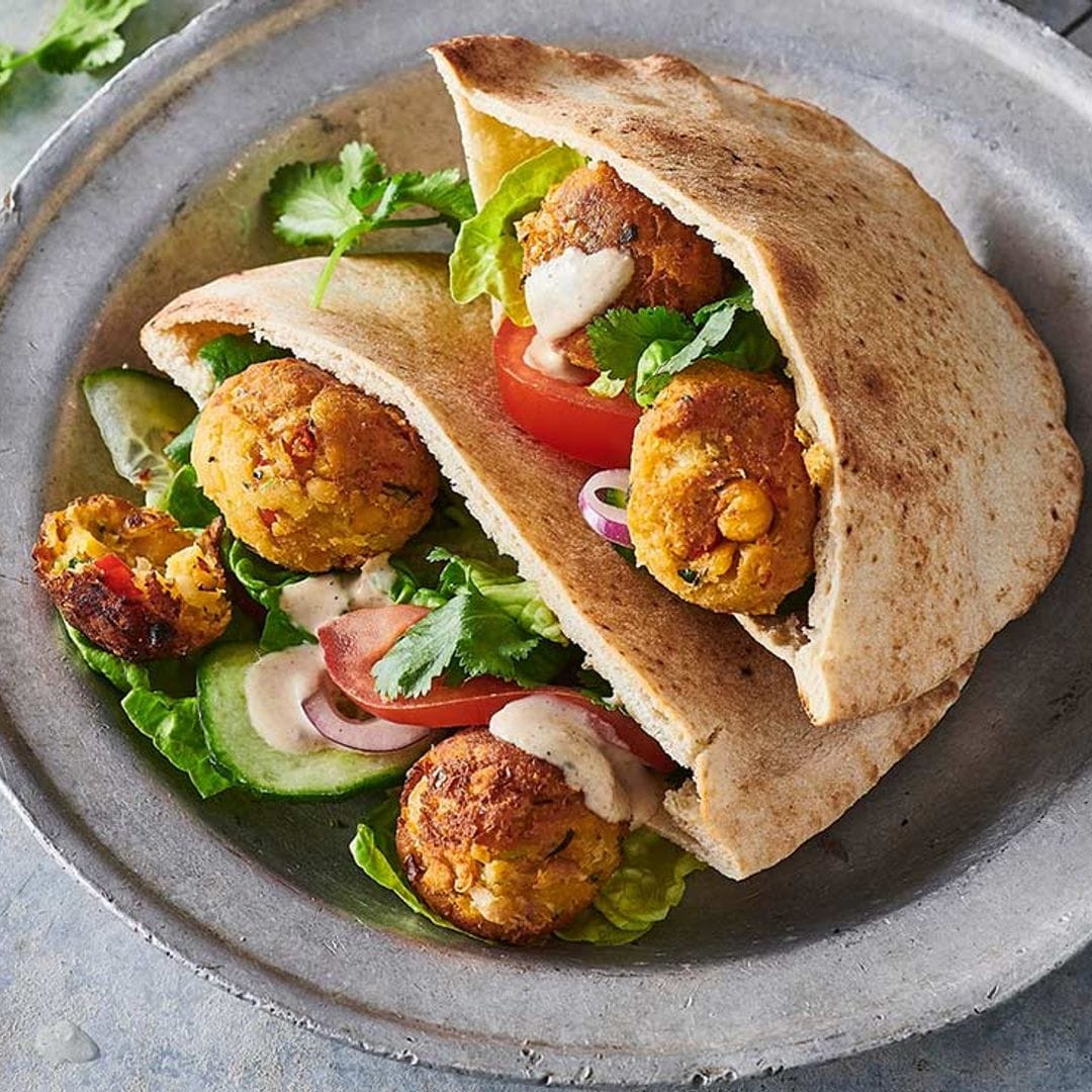 Pita rellena de falafel, ensalada y salsa tahini