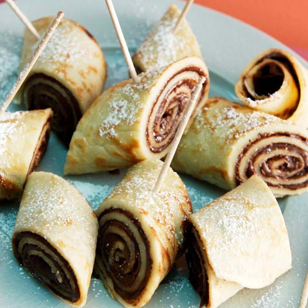 Rollitos de crepes rellenos de crema de cacao y avellanas