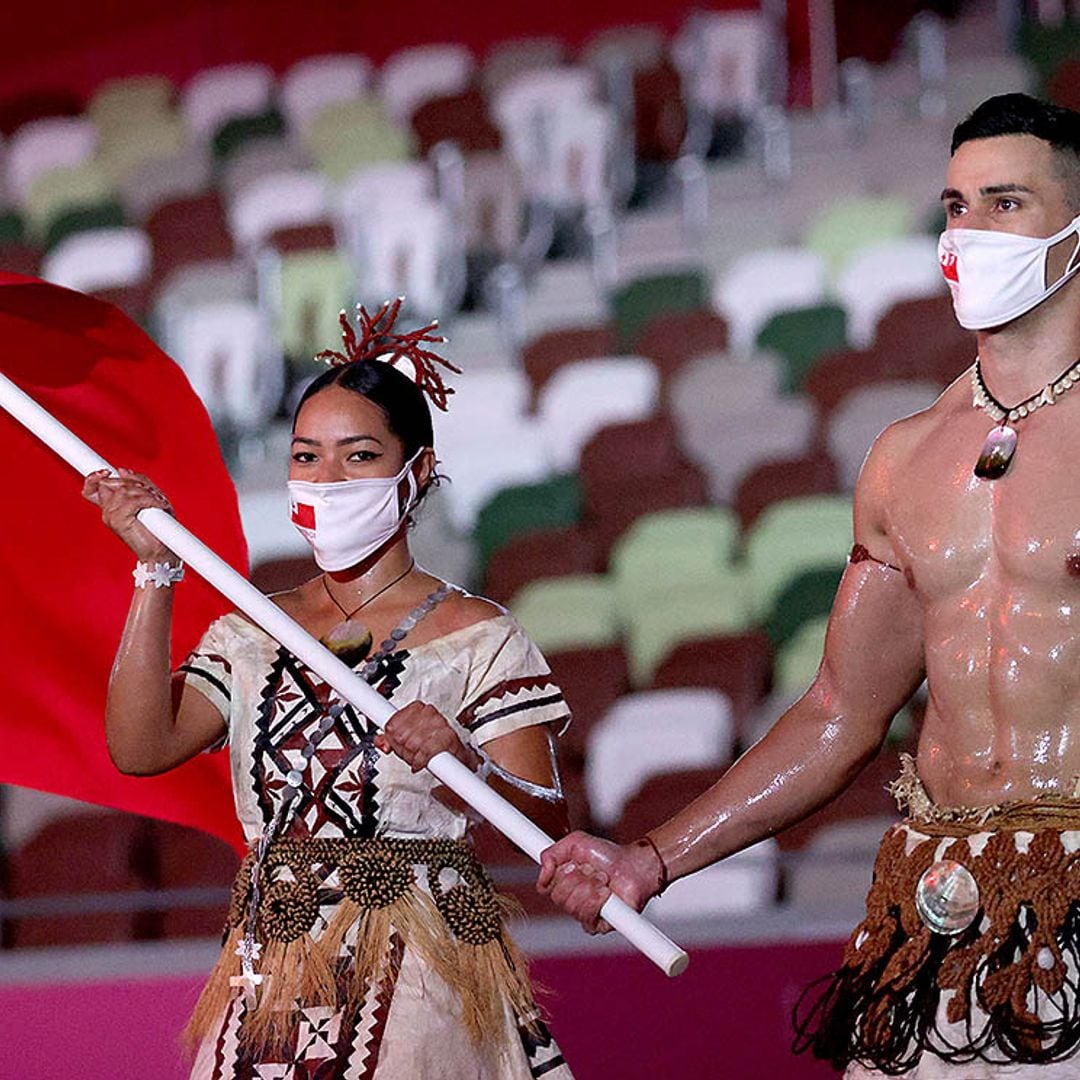 El abanderado de Tonga regresa a los Juegos Olímpicos y vuelve a causar sensación en la inauguración de Tokio 2020