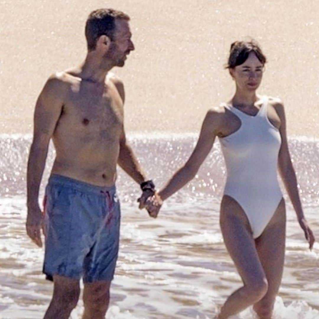 ¡En HOLA!, Dakota Johnson: las imágenes de su romántica escapada con Chris Martin, su mejor apoyo en los momentos difíciles