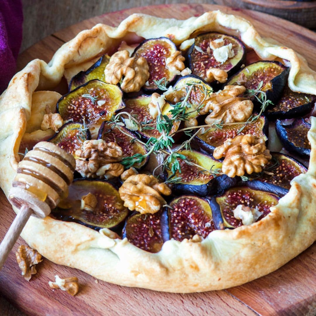 Tarta de queso con brevas, nueces y miel de romero