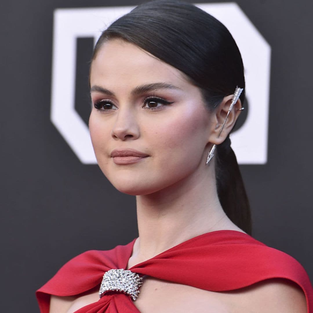 El vestido con capa de Selena Gomez y otros diseños rojos que nos inspiran