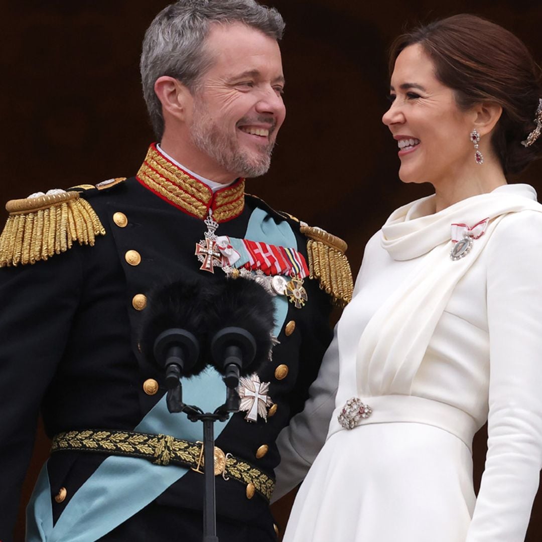 El primer look de Mary de Dinamarca como reina: deslumbra de blanco y con joyas históricas