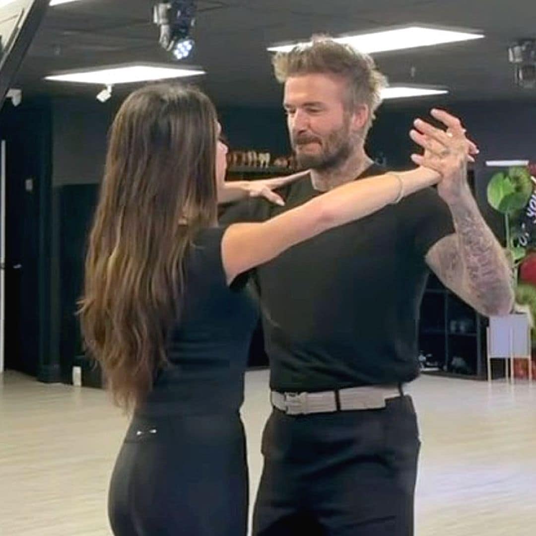 El vídeo de David y Victoria Beckham bailando salsa que no te puedes perder, ¡menudo ritmo!