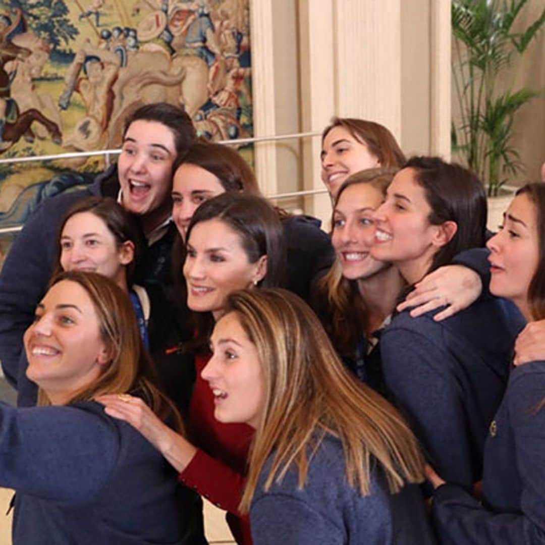 ¿Cómo habrá quedado? Te mostramos el 'selfie' de la Reina Letizia y las jugadoras de waterpolo