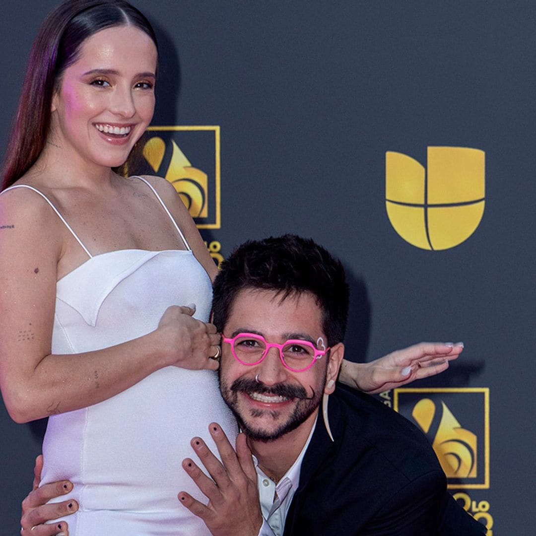 Las tiernas imágenes de Camilo y Evaluna presumiendo de embarazo en los premios Lo Nuestro