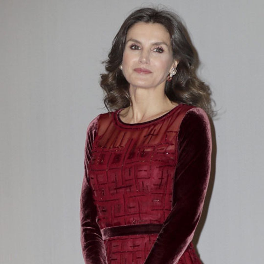 El vestido 'collage' por el que la reina Letizia renuncia al encaje