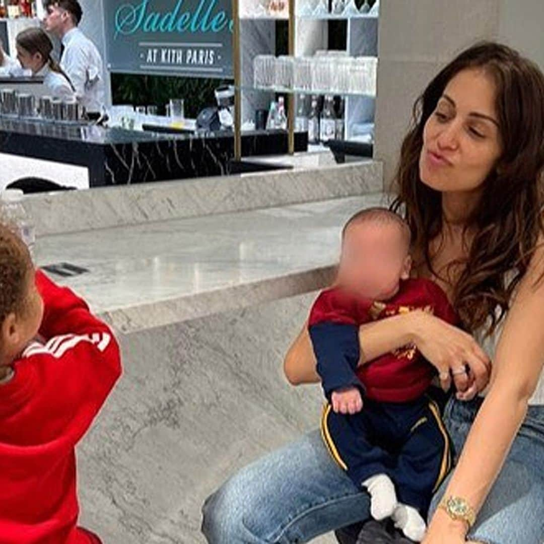 Hiba Abouk disfruta con sus niños en una jornada de paseo y fútbol por París