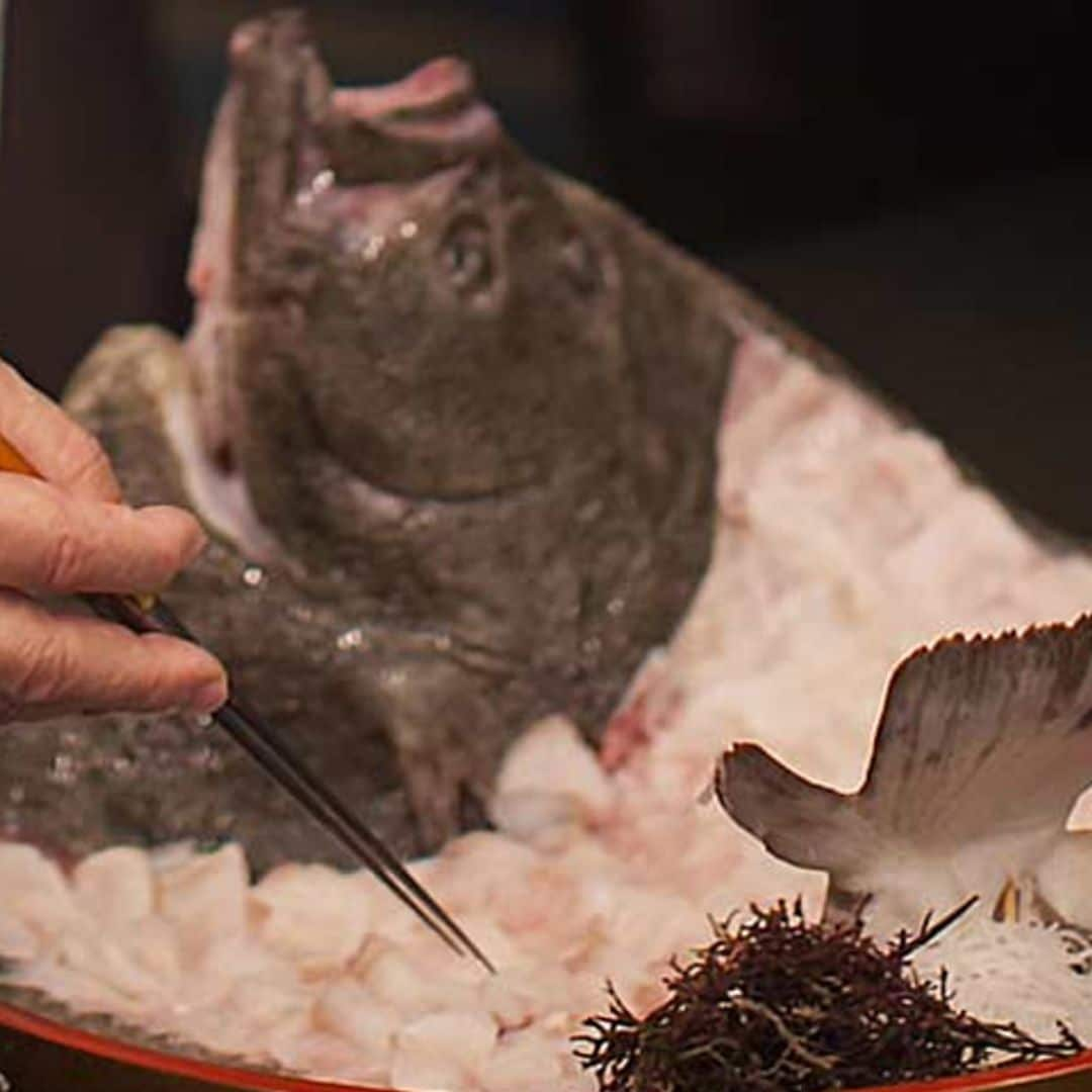 Sashimi de rodaballo en su carcasa con salsa ponzu